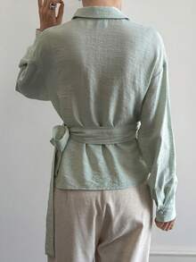 Livesso 女士纯色翻领系腰落肩长袖休闲衬衫 - 綠色 - 查看 2