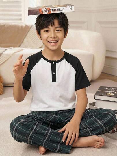 两件套男童休闲撞色插肩袖圆领装饰纽扣短袖T恤和格子图案宽松长裤睡衣套装