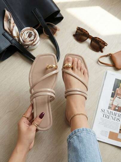Sandalias planas casuales color piel con anillo dorado en el dedo para mujer, fáciles de poner, con punta cuadrada y una estética femenina muy moderna