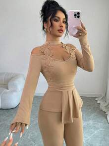 Elenzga 优雅性感女士派对/约会/通勤套装，秋冬款 - 蕾丝边饰露背不对称下摆长袖上衣和修身纯色喇叭裤两件套 - 卡其色 - 查看 3