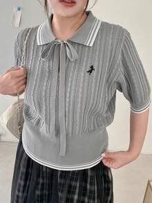Dazy Plus Atasan Rajut Lengan Pendek Kerah Polo dengan Bordir Kuda Poni dan Blok Warna Kontras untuk Wanita - Grey - View 4