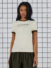 COUREZ Camiseta de manga corta con eslogan y cuello de contraste/Tops lindos Y2K de primavera para mujer, camiseta casual con eslogan, de vuelta a la escuela - Blanco - Ver 1
