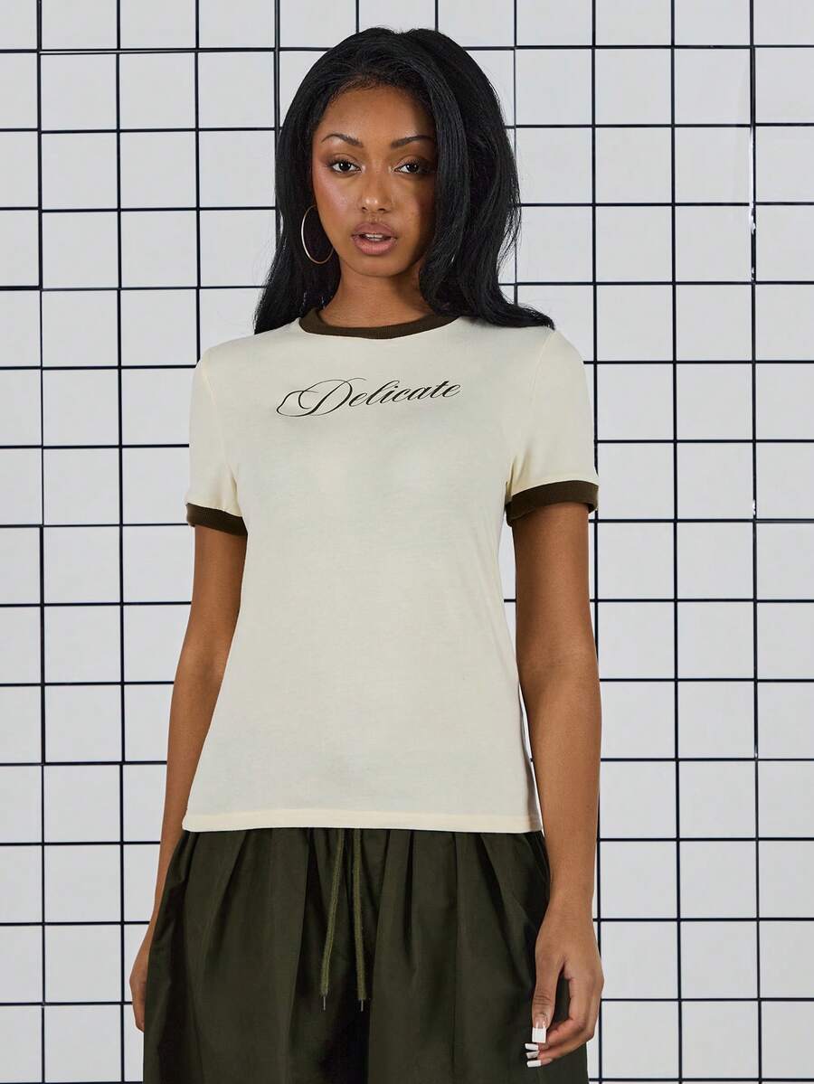 COUREZ Camiseta de manga corta con eslogan y cuello de contraste/Tops lindos Y2K de primavera para mujer, camiseta casual con eslogan, de vuelta a la escuela - Blanco - Ver 1