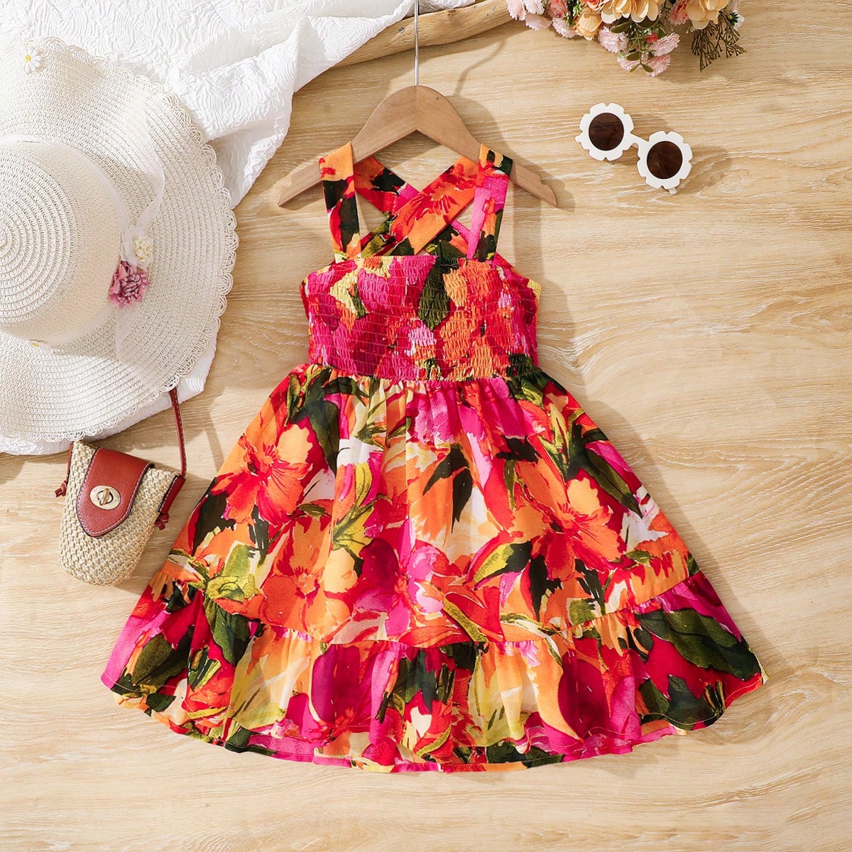Vestido casual de tirantes con pliegues y estampado floral pequeño para niña