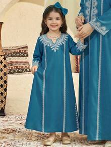 SHEIN Áo Jalabiya hoa cho bé gái, Áo Jalabiya cổ điển thanh lịch thêu hoa, Áo Jalabiya tay dài truyền thống tối giản thoải mái cho bé gái, phù hợp cho mùa xuân/hè, kiểu dáng Ramadan xuân/hè, áo Jalabiya gia đình cho kỳ nghỉ, áo Abaya thanh lịch kín đáo, áo Abaya cầu nguyện, thoải mái dễ chịu, trang phục thường ngày, phong cách nghỉ dưỡng, áo Kaftan kín đáo, áo Jalabiya trẻ em, áo Jalabiya bé gái, áo Jalabiya màu xanh lá cây và xanh dương. - màu xanh lá - Xem 2