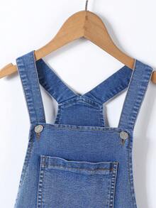 Elladie kids Spodenki jeansowe z szelkami dla nastolatek, styl vintage streetwear, casualowy, minimalistyczny, polecany. Znoszony denim w kolorze jasnoniebieskim, regulowane ramiączka, dopasowany krój, elastyczny materiał dla wygody. Przetarcia na dole i przetarcia, buntowniczy, a zarazem swobodny wygląd. Idealne do codziennych dojazdów do pracy, spotkań ze znajomymi lub na uczelnię, wyróżniające noszącą. - Ciemny jeans - Zobacz 4