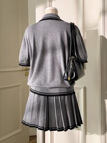 Muvela 2026春夏新款灰色撞色条纹弹力腰女士百褶裙和Polo领半拉链刺绣针织上衣两件套，通勤休闲装 - 灰色 - 查看 6