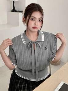 Dazy Plus Atasan Rajut Lengan Pendek Kerah Polo dengan Bordir Kuda Poni dan Blok Warna Kontras untuk Wanita - Grey - View 1