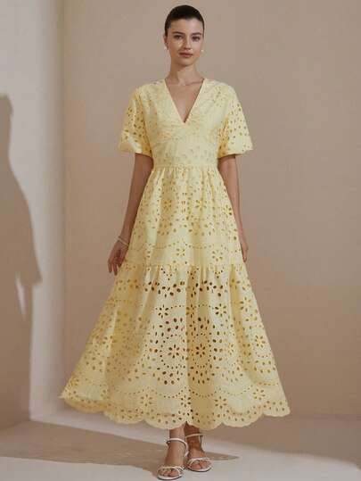 Aveloria Rosie Ny vårklänning med broderad v-ringning och lång fåll för elegant dam