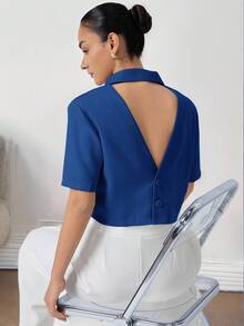 Aveloria Modichic 新款时尚通勤简约优雅精致轻盈奢华质感面料西装外套，翻领设计，交叉露背剪裁，收腰露脐短袖女式夹克 - 藍色 - 查看 3