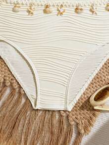 SHEIN 少女比基尼套装，优雅时尚，适合度假休闲。上衣采用米色纹理面料，可爱的无肩带设计，饰有荷叶边，并点缀着贝壳和海星编织蕾丝。这套时尚精致的奢华泳装套装，是游泳、夏季度假以及海滩或泳池休闲的理想之选。也是夏季泳池派对和度假的完美伴侣。 - 杏色 - 查看 7