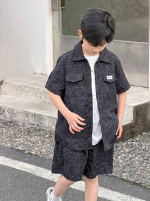 SHEIN Bộ 2 món áo sơ mi ngắn tay và quần short cho bé trai tuổi teen, phong cách thường ngày, thoải mái, đơn giản, đa năng, mềm mại, phù hợp cho mùa xuân/hè, mặc hàng ngày, chơi thể thao, đi chơi, đến trường, tụ họp, lễ hội, chụp ảnh, phong cách Hàn Quốc. - màu đen - Xem 2