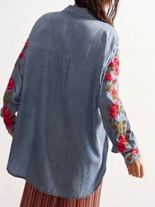 Bohemela Áo sơ mi denim nữ tay dài thêu hoa, cài một hàng cúc, dáng rộng, có túi. - Màu xanh lam - Xem 8
