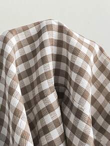 Elamini 这款红白格纹上衣采用撞色中式立领设计，侧边开衩，收腰剪裁。它是一款百搭时尚的秋冬单品，适合休闲和正式场合，常被教师或学生穿着。无论是日常穿着、约会还是外出，它都是完美之选。 - 棕色 - 查看 7