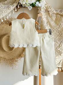 SHEIN Vintaside Kids 女婴花卉刺绣圆领T恤和阔腿裤休闲套装 - 杏色 - 查看 2