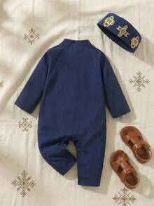 SHEIN 男婴休闲长袖立领半开襟对称金色花卉印花连体衣及配套帽子套装，婴儿长袖连体衣和帽子两件套，适合派对、节日、洗礼、日常穿着，传统长袖连体衣，适合春、夏、秋、冬四季，3个月至1岁，优雅奢华的图腾风格，金色花卉藏蓝色套装，营造优雅奢华的氛围，3个月至24个月 - 寶藍色 - 查看 2