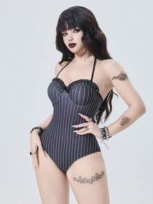 ROMWE Goth 2026 最新款黑白条纹泳衣，配有可拆卸肩带和胸前荷叶边装饰，哥特风格，适合海滩、泳池派对等场合。 - 黑與白 - 查看 3
