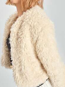 SHEIN EZwear Chaqueta crop esponjosa de unicolor casual para mujer, apta para otoño/invierno - Beis - Ver 3