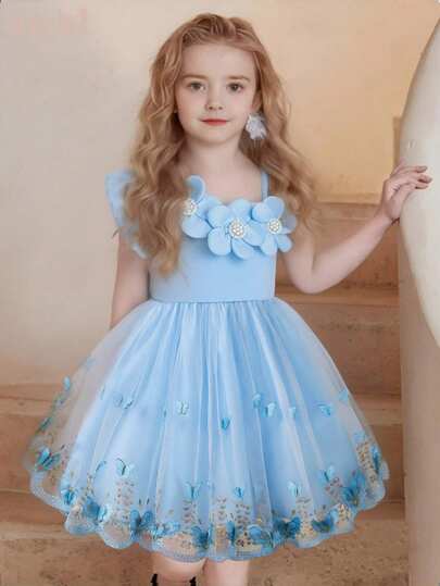 女童蓝色针织连衣裙，蓝色网纱刺绣裙摆，肩带和喇叭袖上饰有3D蓝色花朵，时尚、优雅又可爱，适合日常、工作、派对和各种场合。