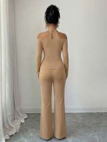 Elenzga 优雅性感女士派对/约会/通勤套装，秋冬款 - 蕾丝边饰露背不对称下摆长袖上衣和修身纯色喇叭裤两件套 - 卡其色 - 查看 2