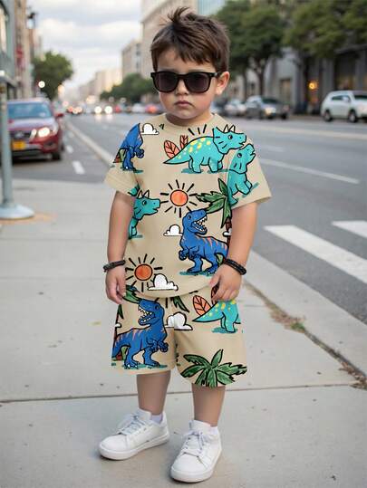 男童休闲简约卡通图案圆领短袖上衣和短裤两件套，适合夏季穿着