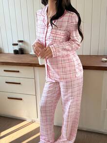 Bộ đồ ngủ gồm áo khoác cardigan và quần dài kẻ caro với viền tương phản, cổ ve áo. - Nhiều màu - Xem 5