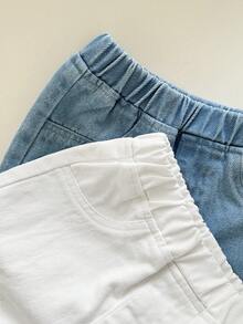 SHEIN Playful Pals 2件套女童牛仔短裤，水洗浅蓝色+白色，休闲甜美度假时尚设计，个性简约百搭，弹性腰带，仿口袋，荷叶边下摆，宽松牛仔短裤，柔软舒适棉质牛仔效果，适合日常、聚会、上学、通勤，春秋季新品上市。 - 彩色 - 查看 4