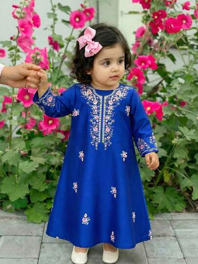 SHEIN 一件装女婴可爱百搭休闲碎花图案节日花瓣领前镶钻蝴蝶结浅紫色宽松连衣裙睡袍，舒适休闲百搭