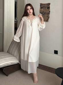 Dazy Plus Camisón elegante de manga larga con cuello de corazón, parches de encaje y unicolor para tallas grandes - Blanco - Ver 7