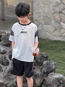 两件套男童运动休闲套装 - 柔软舒适，时尚百搭的圆领T恤，撞色拼接设计，搭配弹力腰带短裤，适合春秋夏季节穿着，是日常穿着、户外活动、上学、街头风、派对和休闲活动的理想之选。 - 白色 - 查看 3