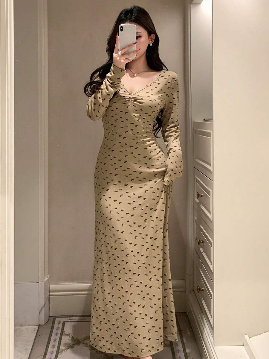 DAZY 碎花修身V领褶皱腰身长款睡裙，女士睡衣连衣裙 - 卡其色 - 查看 1