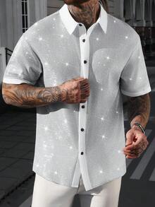 Manfinity Homme 男士短袖衬衫，采用金属纱线针织和粉末涂层工艺，尽显男士奢华气质，适合日常休闲、周末旅行、户外活动、探险旅行、轻松的工作环境或半正式场合，也是送给男友/丈夫、周年纪念/生日、派对、夏季假期、婚礼、春夏交替、狂欢节等场合的理想之选。这款闪亮银色短袖衬衫，搭配白色撞色门襟和领口，尽显男士魅力。此外，还有亮片衬衫、银色男士衬衫、水钻衬衫以及白灰色图案衬衫可供选择。 - 銀色 - 查看 3