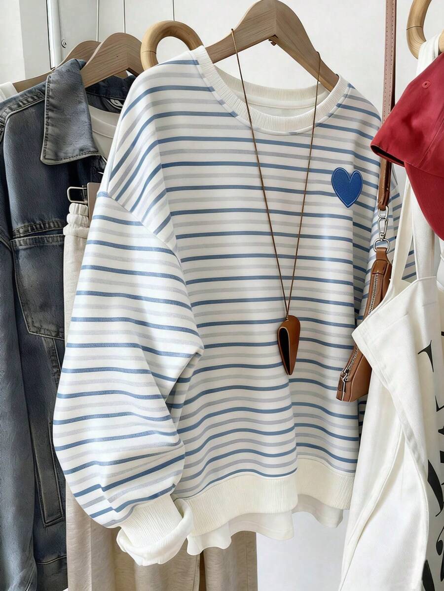 SHEIN 时尚百搭的韩版彩色条纹卫衣，适合外穿、摄影、露营、秋冬季节、返校季穿着，爱心印花，女士常规圆领 - 彩色 - 查看 1