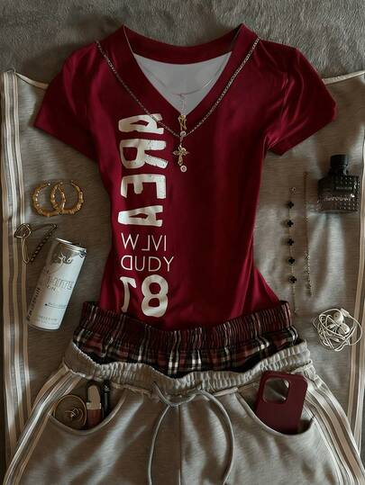 Glimmora 热销复古酷炫酒红色字母数字装饰女式V领短袖T恤，适合购物、与闺蜜外出，百搭春夏风格