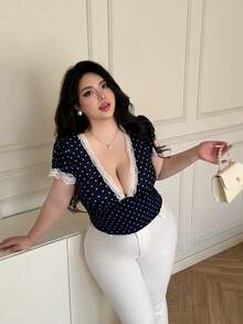 Vibekara Top élégant grande taille, de vacances, de sortie, doux et épicé, col V à pois, avec garniture en dentelle et manches bouffantes ajustées. Top ajusté décontracté d'été pour femmes - Multicolore - Voir 4