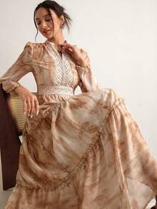 Freevana Robe imprimée de peinture à l'huile vintage bohème, robe à manches bouffantes, robe à col en V avec patchwork en dentelle à la taille, robe fluide en mousseline de soie imprimée de motifs botaniques camel, robe longue élégante pour les sorties et les vacances des femmes - Camel - Voir 1