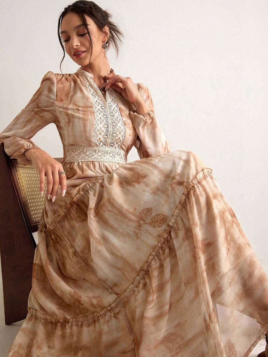 Freevana Robe imprimée de peinture à l'huile vintage bohème, robe à manches bouffantes, robe à col en V avec patchwork en dentelle à la taille, robe fluide en mousseline de soie imprimée de motifs botaniques camel, robe longue élégante pour les sorties et les vacances des femmes - Camel - Voir 1