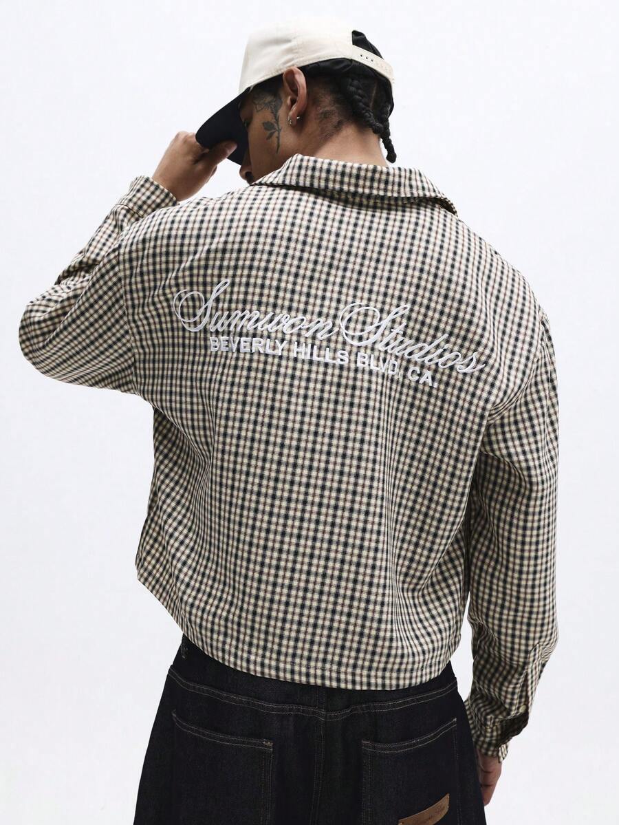 SUMWON Camisa corta de manga larga con botones a cuadros, ligera, con detalles bordados de texto para moda casual de calle en otoño - Multicolor - Ver 1