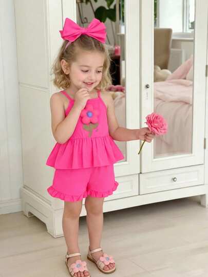 2件套女童套装，适合4-7岁幼儿，碎花装饰吊带背心，荷叶边下摆，松紧腰短裤，适合春夏日常休闲外出穿着。