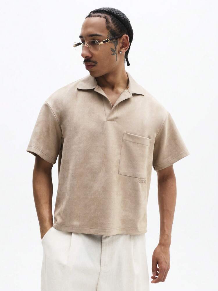 Polo cropped de camurça com modelagem quadrada e bolso.