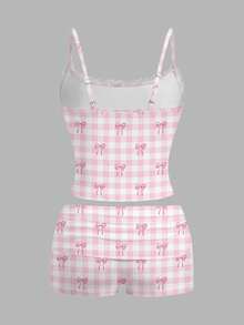 SHEIN Essnce Bộ đồ nữ 2 mảnh phong cách thường ngày dễ thương, họa tiết kẻ caro hồng với nơ hồng, áo hai dây in toàn bộ họa tiết và quần short xếp ly viền ren trắng, thích hợp cho mùa xuân/hè. - Nhiều màu - Xem 2