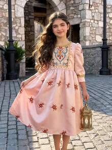 Vestido de satén beige de longitud media con bordados retro para niñas en otoño e invierno, con bordados florales y mangas abullonadas. Presenta patrones florales delicados, decoración con ribete dorado y una silueta fluida en línea A. Elegante y cómodo. - Rosa - Ver 1