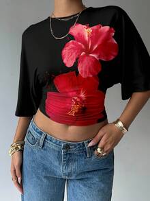 Áo croptop nữ Aloruh kiểu dáng thường ngày, cổ tròn, tay cánh dơi, thiết kế nhún bèo, màu đen chủ đạo, họa tiết hoa dâm bụt đỏ kiểu Hawaii, thời trang, phong cách nghỉ mát, áo mùa hè, áo đen, áo phong cách Y2K, áo thun họa tiết hoa. - Đỏ và đen - Xem 5