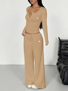 SHEIN EZwear 女款騎士印花鈕扣半開襟長袖T恤與長褲休閒日常穿著2件套居家服套裝，棉質舒適套裝 - 駝色 - 查看 3