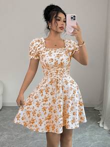 Rafferiza Đầm midi nữ họa tiết hoa nhí cổ vuông tay phồng xếp ly eo thắt dây - Nhiều màu - Xem 8