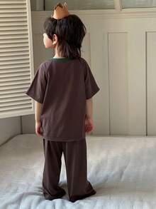 DAZY 2件套男童撞色字母印花圆领短袖上衣和裤子睡衣套装 春夏 - 棕色 - 查看 5