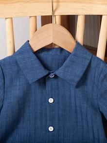 SHEIN Streecool Kids Young Boy Plain Front Button Short Sleeve Shirt And Elastic Waist Pocket Casual Outfit - Blue - View 3