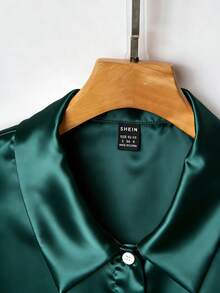 GlowEve 女士缎面腰部褶皱收腰衬衫 - 墨綠色 - 查看 4