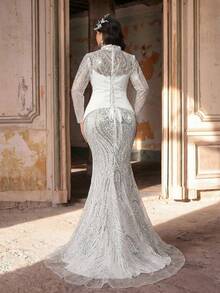 Aureia 大码优雅奢华白色立领3D立体花卉贴花串珠拼接鱼尾婚纱（含腰带），情人节 - 白色 - 查看 3