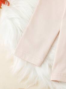 Bộ 2 món đồ lót ôm sát màu mơ dành cho bé gái: áo cổ cao, tay dài và quần legging. - Màu be - Xem 3